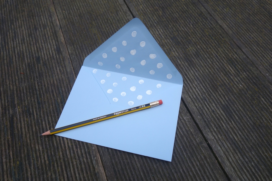 Mit Polka dots auf der Innenseite des Umschlags werden aus einfachen Briefumschlägen persönliche Einzelstücke. 