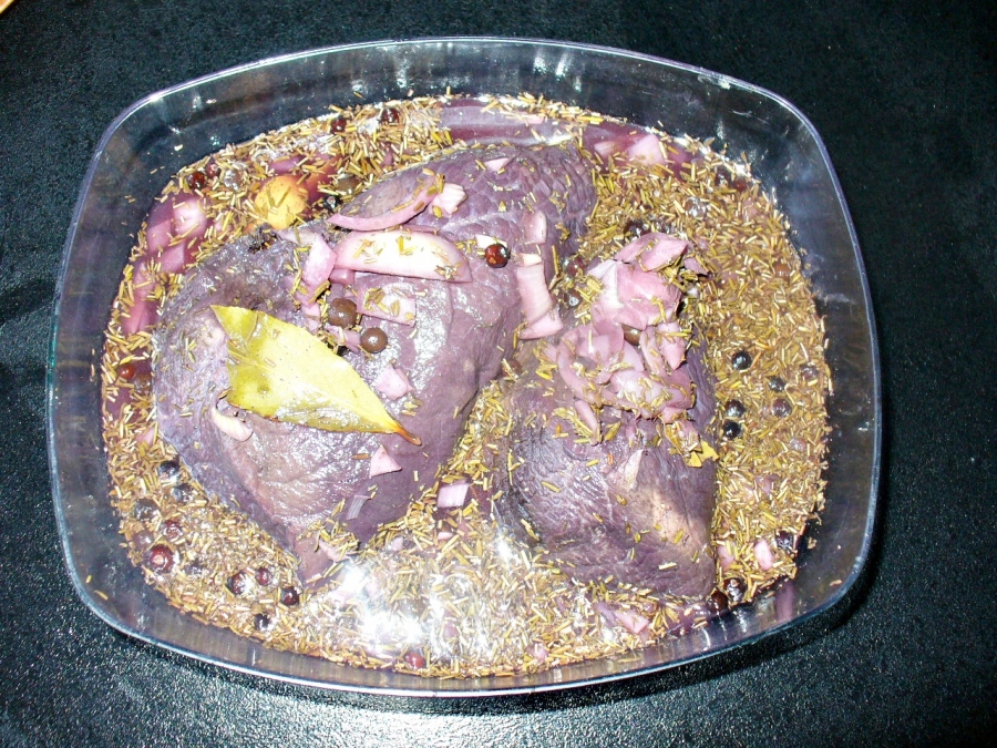 Das Fleisch wird gewaschen, trocken getupft und in einer Schüssel mit dem Rotwein übergossen. Dazu kommt eine geschälte Zwiebel in Ringe geschnitten, die Gewürze und die Lorbeerblätter.