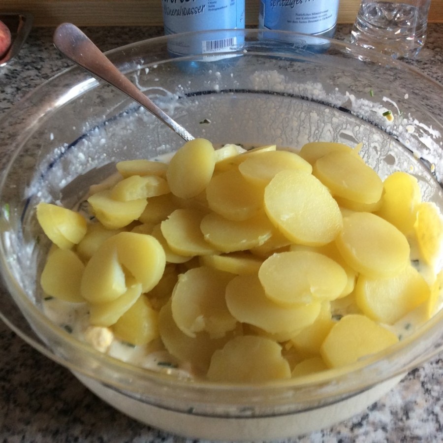 Für den Kartoffelsalat die gekochten Kartoffeln mit dem Eierschneider schneiden. Das geht sehr schnell und man bekommt gleichmäßige Scheiben.