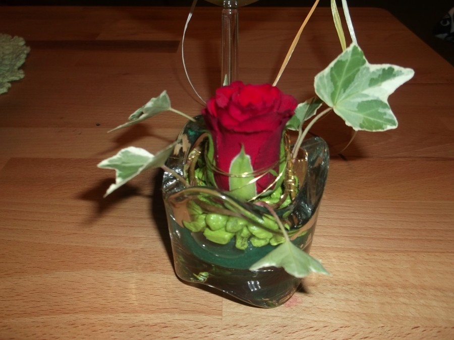 Für das Teelichtglas (IKEA 39 Cent!) haben wir natürlich den Steckschwamm kleiner schneiden müssen und die Rosenblüte mit feinem Golddraht umwickelt.