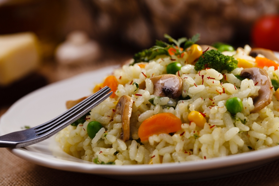 Veganer Reistopf mit Gemüse und Kokosmilch - schmeckt lecker, macht satt und kommt ganz ohne tierische Produkte aus. (Abbildung ähnlich).