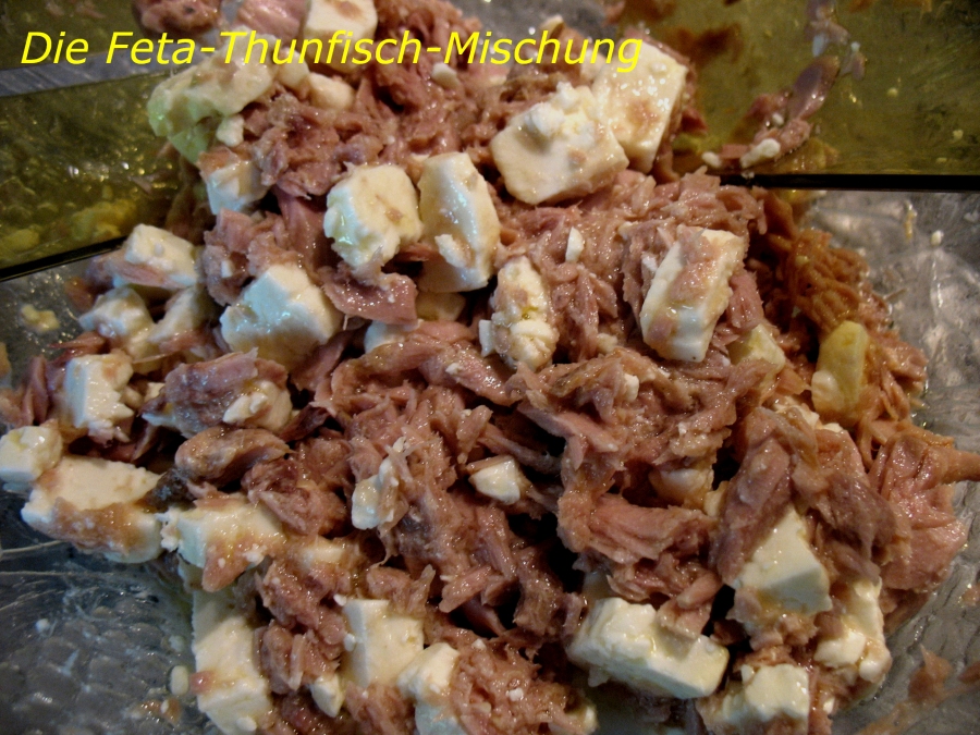 Den Feta in kleine Würfel schneiden, mit dem etwas zerteilten Thunfisch in eine Schüssel geben und alles vorsichtig vermischen.