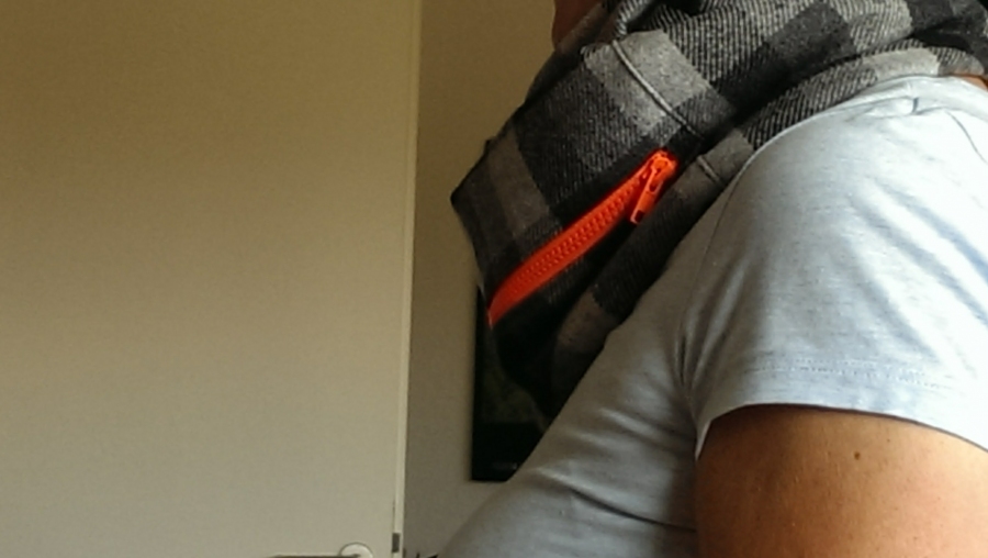 Loop mit Reißverschlusstasche für einen "trendigen" jungen Mann selbst genäht.