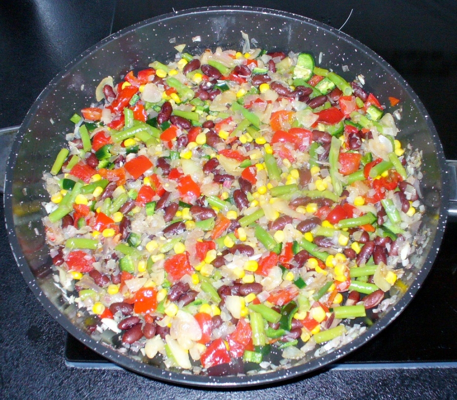 Wenn das Gemüse etwas erkaltet ist, wird es zu der Hackmasse gegeben und gut durchmengt; die Masse wird mit den Gewürzen scharf abgeschmeckt.