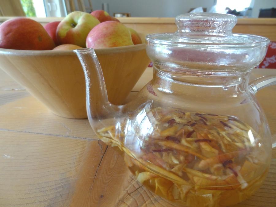 Teezubereitung: Nach Geschmack nimmt man getrocknete Apfelschalen und übergießt sie mit kochend heißem Wasser. Lässt ca. 5 Minuten zugedeckt ziehen und wenn er etwas abgekühlt ist, kann man ihn auch schon genießen.