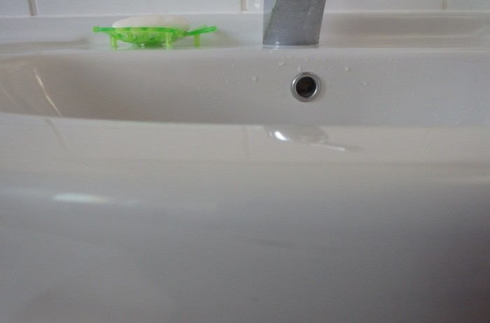 Zum Entfernen von Kratzern im Waschbecken O-FIX-C Pulver verwenden.