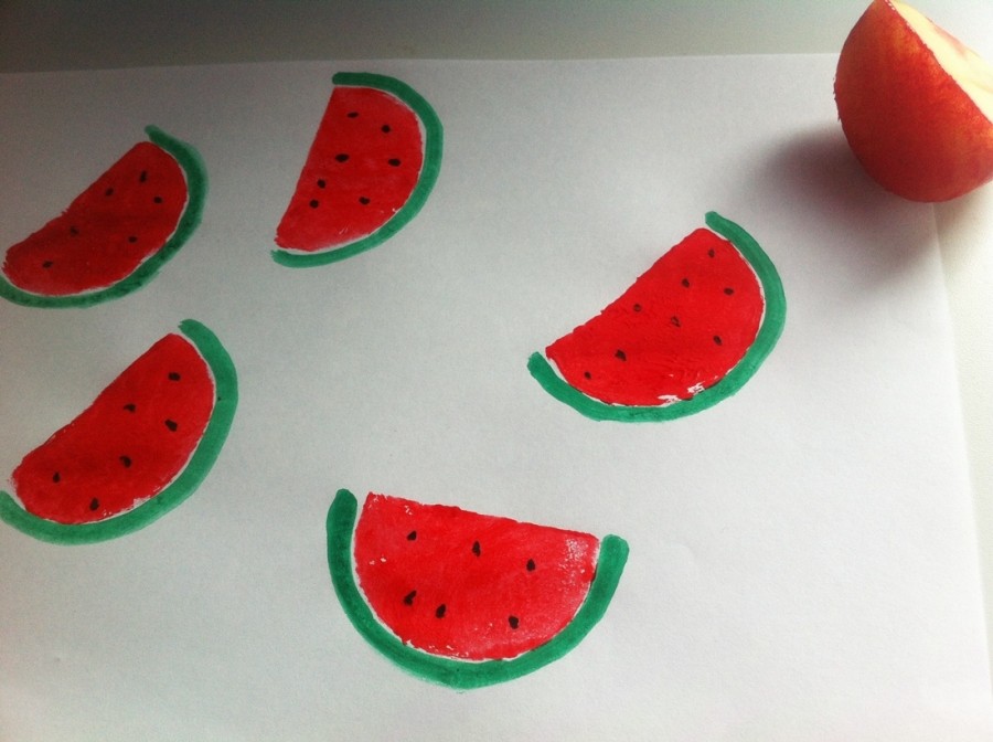 Für die Melonen Form viertelt man eine Kartoffel, davon nimmt man ein Teil, bestreicht es mit roter Farbe und drückt auf. Den grünen Rand und die schwarzen Punkte malte ich danach mit dem Pinsel auf. 