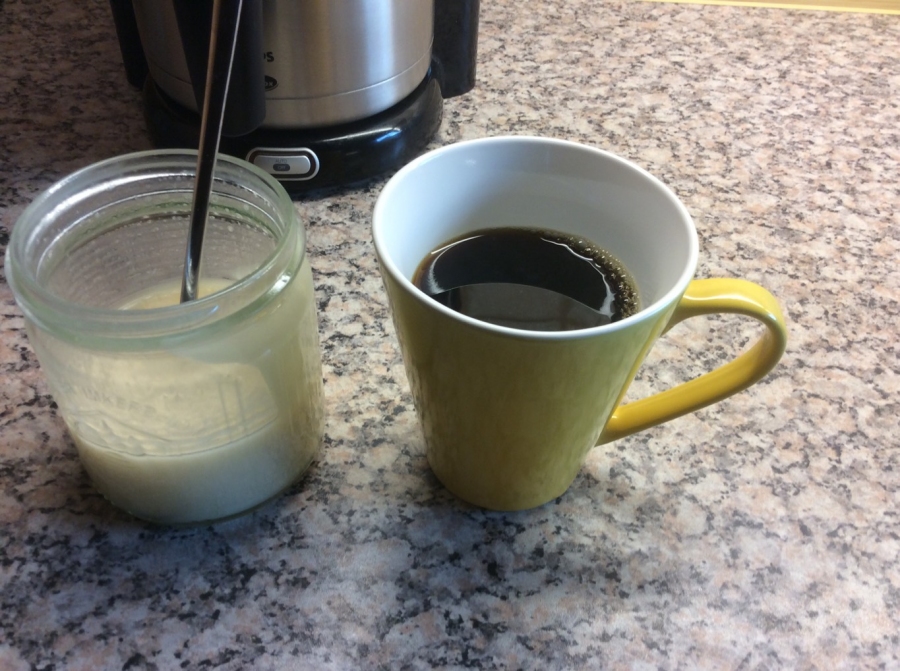 Kaffee mit Honig - schneller Muntermacher am Morgen.