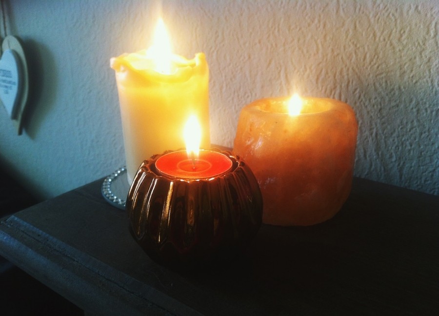 So schön es auch ist eine Kerze auszupusten, danach qualmt es aber immer etwas nach und riecht. Mit folgenden Tipps, kann man das verhindern.