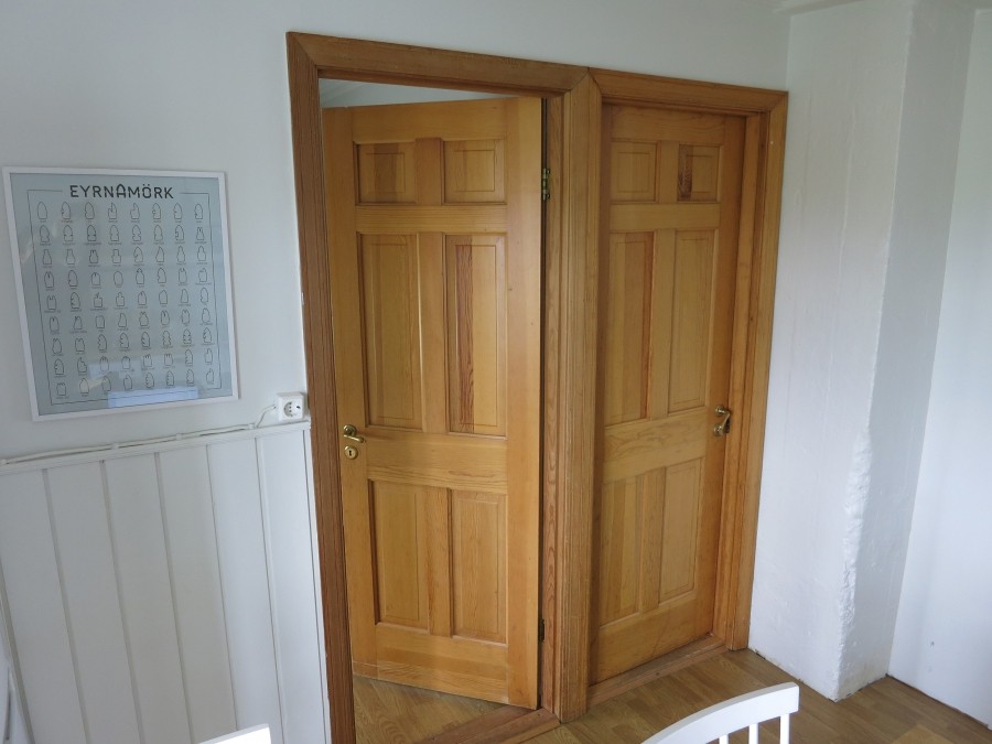 Gegen zufallende Zimmertüren: Tür aushängen und auf die Zapfen einen passenden Gummidichtring auffädeln. Anschließend die Tür wieder einhängen. Durch den Gummidichtring wird die Tür abgebremst.