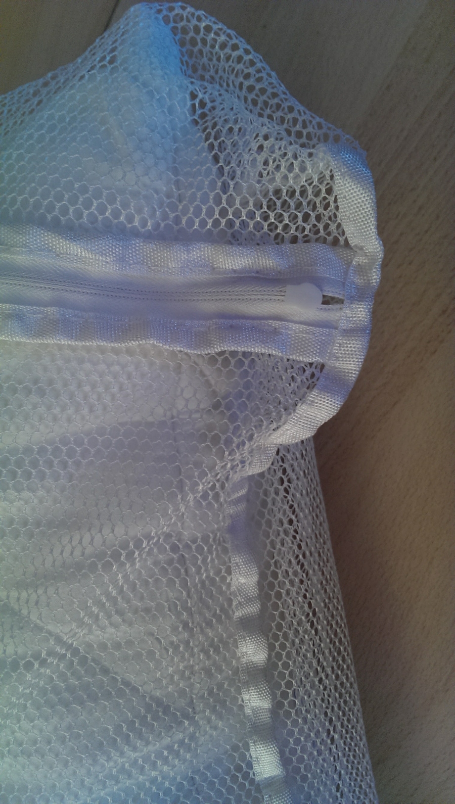 Klackern oder Hängenbleiben an Textilien des Reißverschlusses vom Wäschenetz in der Waschmaschine vermeiden.