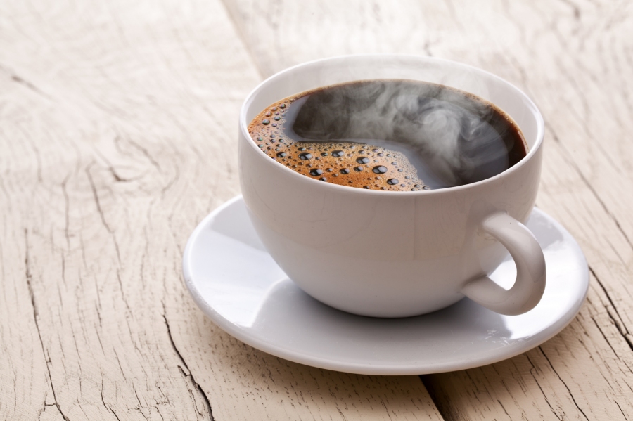 Am besten überlegt man sich, was man täglich an Koffein zu sich nimmt und kann es auch zwischendurch mal mit einem koffeinfreien Kaffee versuchen.