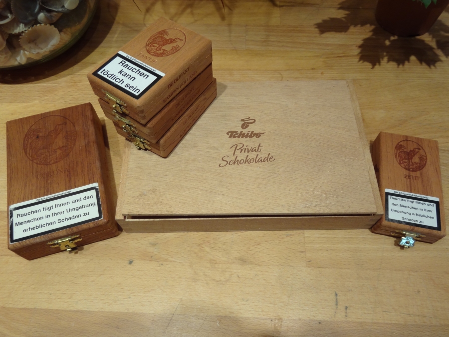 Für die Herstellung einer Muschel-Schatztruhe benötigt man Holzschachten, Zigarrenkisten oder Ähnliches.