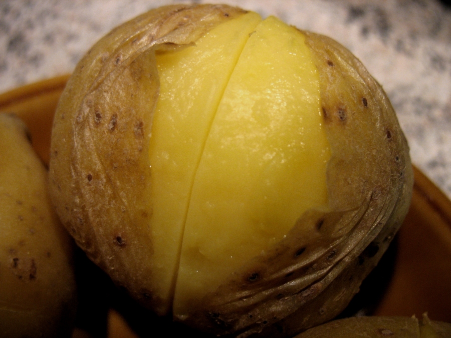 Nach dem Kochen wird das Kochwasser abgegossen, dann werden die Kartoffeln kurz mit kaltem Wasser übergossen (abgeschreckt).