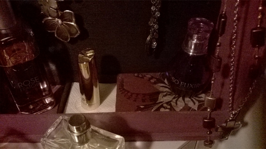 Parfüm und Schmuck ordentlich aufbewahrt in einer Weinbox.