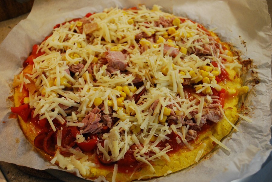 Nun nach Anleitung Soße gekocht und die Pizza belegt: mit Tomaten, Paprika, Thunfisch und Pizzagewürz