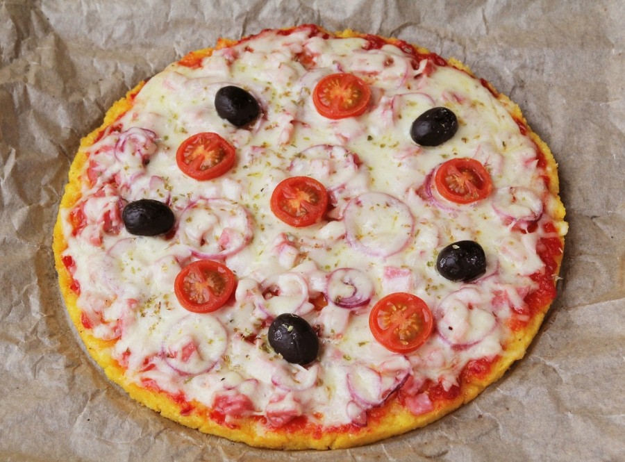 Die Polenta Pizza ist eine gute Alternative für Menschen, die Probleme mit Weizen haben.