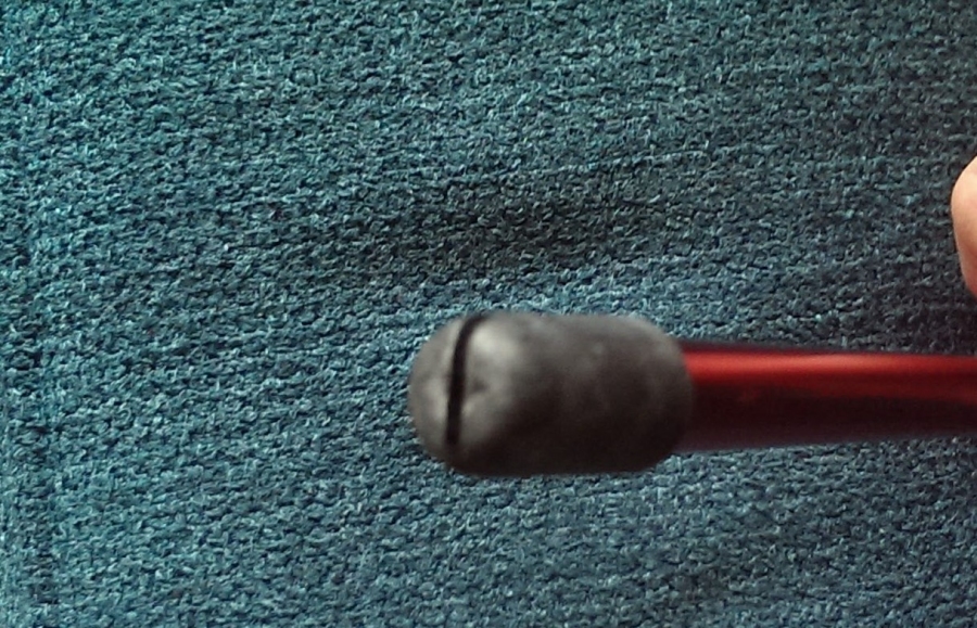 Spitze einer Stricknadel mit KnitPro Needle Protectors vor einem Abbrechen schützen.