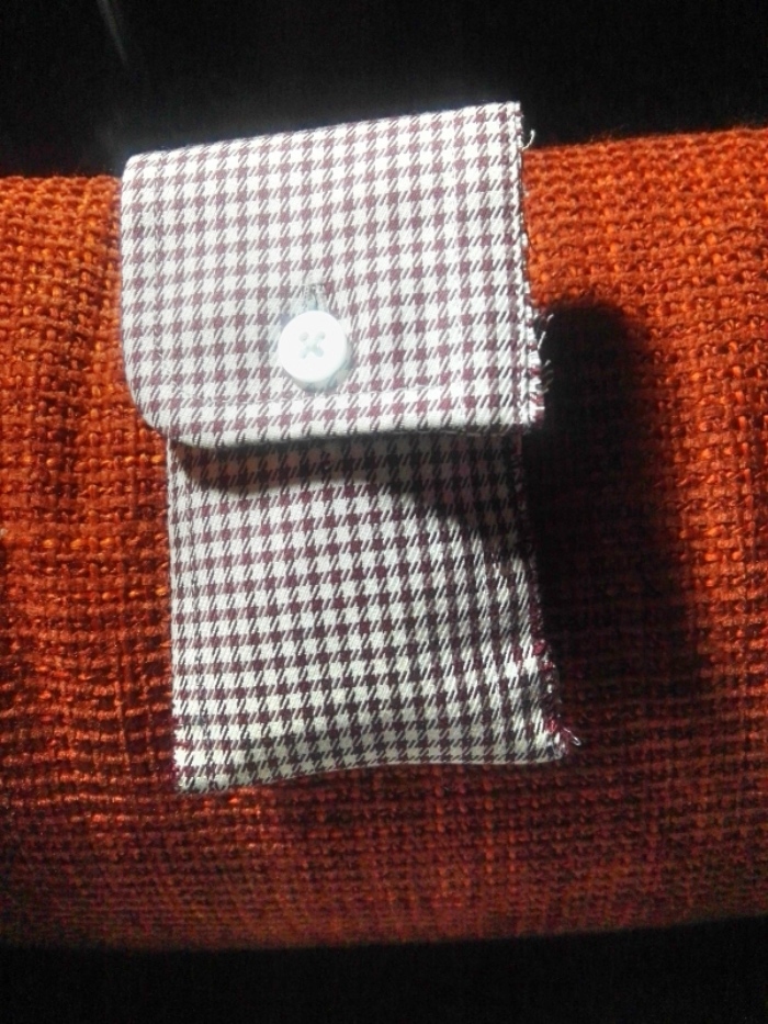 Nützliches aus einem alten Herrenhemd herstellen: Z.B. ein kleines Täschchen aus der Manschette des Hemdes, zum Verstauen von allerlei Kleinkram.