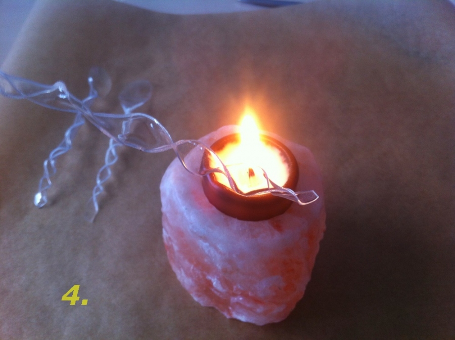 Jetzt zündet man die Kerze an und hält je einen Streifen in die Nähe der Flamme, nur so, dass genug Hitze das Plastik erreicht, nicht in die Flamme halten, sonst wird das Plastik schwarz. 