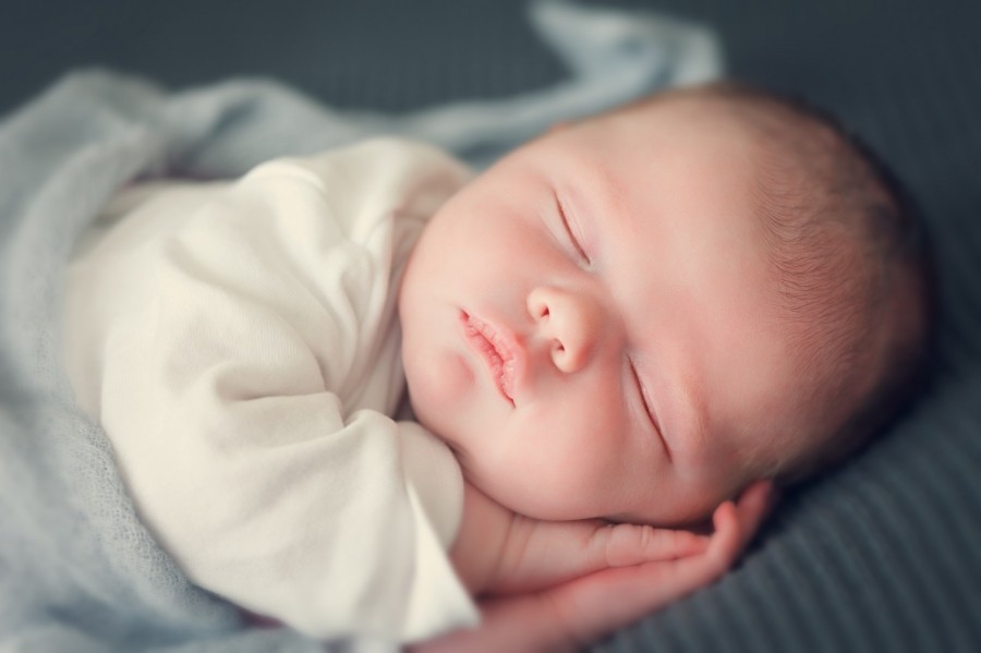Neugeborene schlafen bis zu zwanzig Stunden am Tag. Der Hunger lässt sie zwischendurch erwachen, danach wird weiter geschlummert. Wie bei Kleinkindern und auch Erwachsenen, wechseln sich leichte und tiefe Schlafphasen ab.