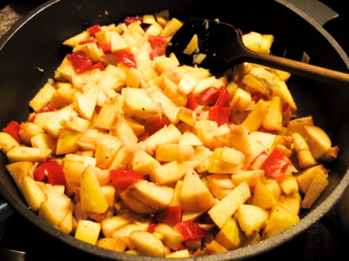 Man gibt das geschnittene Gemüse mit der Gemüsebrühe, Salz, Zucker und den Gewürzen in einen großen Topf, lässt es aufkochen und ca. 25 - 30 Minuten bei mittlerer Temperatur zugedeckt köcheln.