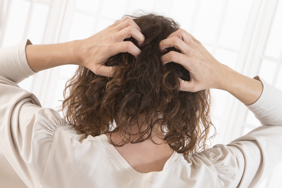 Wenn die Kopfhaut stressbedingt glüht und juckt, kann Propolis im Shampoo Abhilfe schaffen.