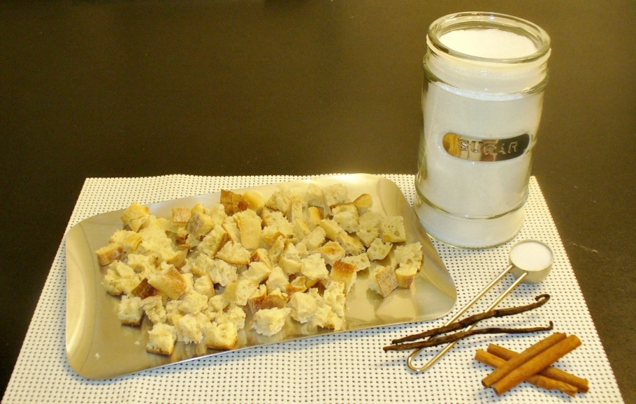 Zutaten für die süßen knusprigen Brotwürfel: Vanillemark, Zucker und Zimt.