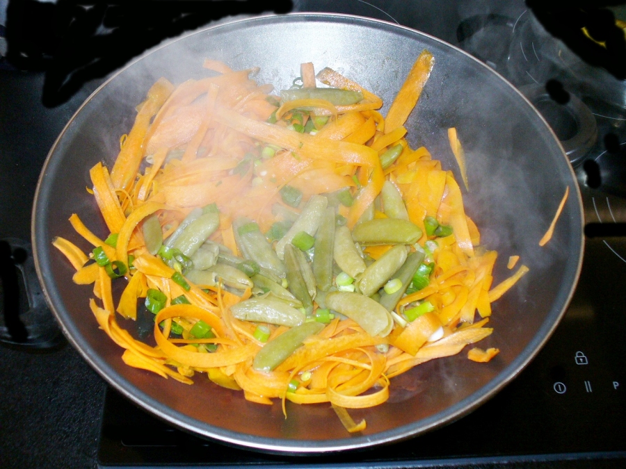 Gebratenes Gemüse würzen mit Sojasoße, Salz und Pfeffer.