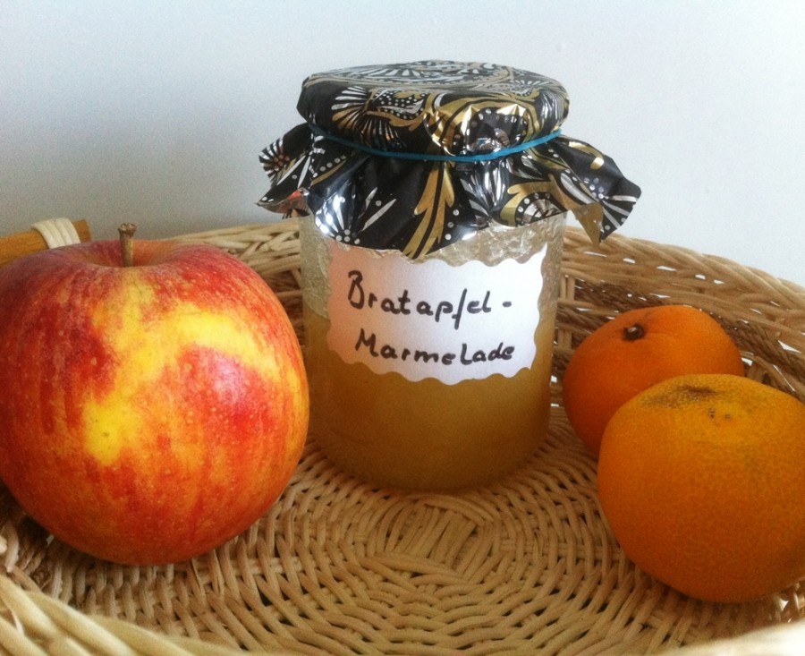Bratapfelmarmelade: Leckere Marmelade hergestellt aus Äpfeln, Rosinen, Mandeln und Gewürzen.