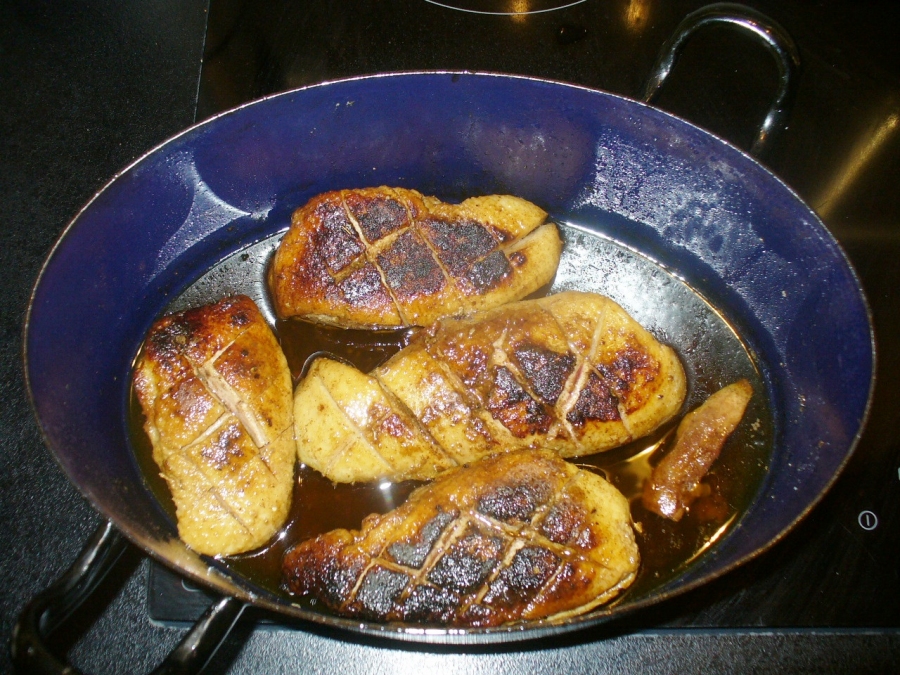 Butterschmalz in einem ofenfesten Topf (einer Kasserole) erhitzen. Die Entenbrust auf der Hautseite scharf anbraten.