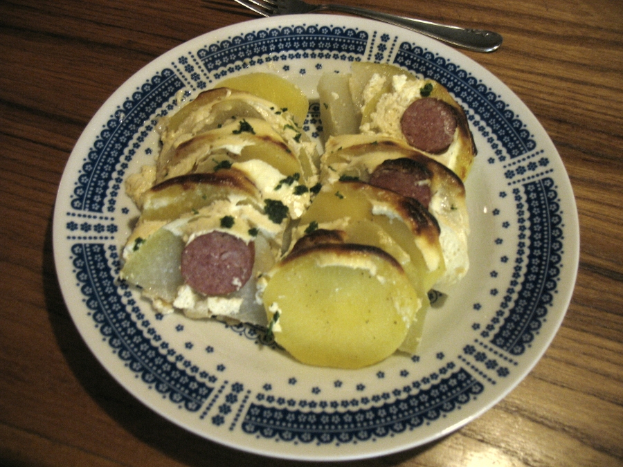 Das fertige Kohlrabi-Kartoffel-Gratin mit Cabanossi, bestreut mit Kräutern.