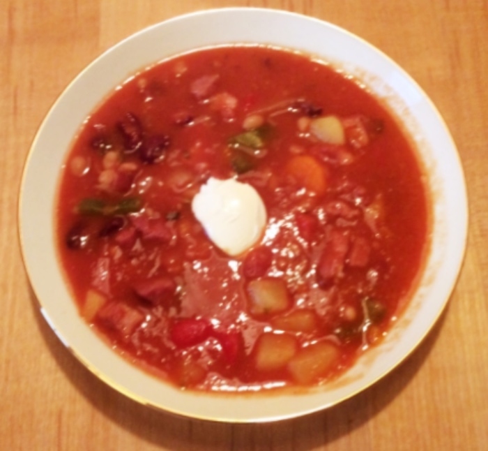 Wer gerne deftigen Bohneneintopf mag, der sollte dieses Rezept ausprobieren. Die Suppe wird einmalig fruchtig durch die pürierten Tomaten.