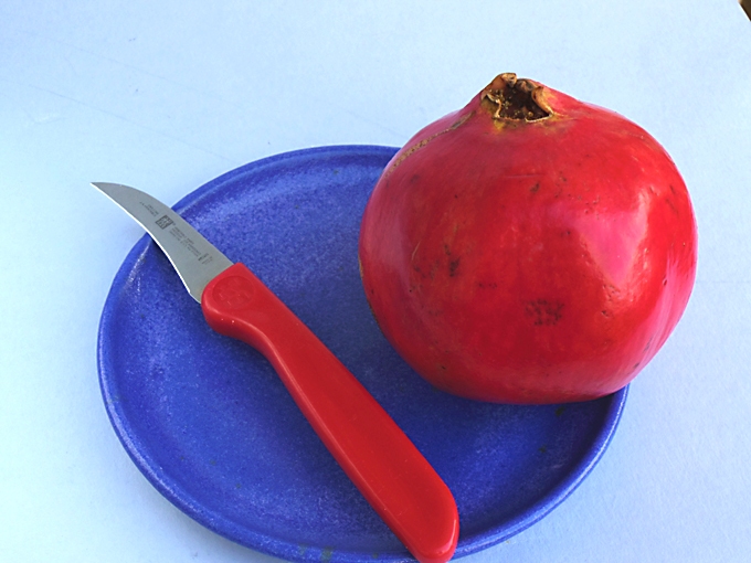 Granatäpfel sind richtige Wunderfrüchte. Doch leider, sobald man sie berührt, fliegen die roten Spritzer durch die Gegend. Doch nicht mit diesem Trick!