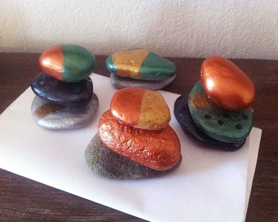 Mit Acrylfarbe bemalte Steine können vielseitig zum Dekorieren verwendet werden.