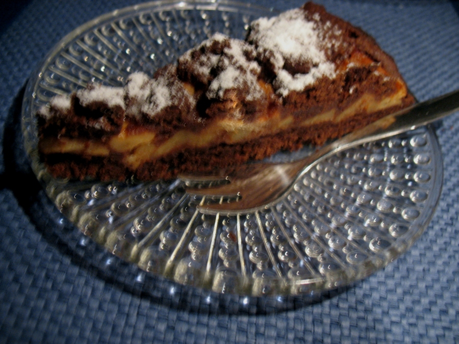 Ein Stück der Schoko-Quitten-Torte mit Kakaostreuseln.