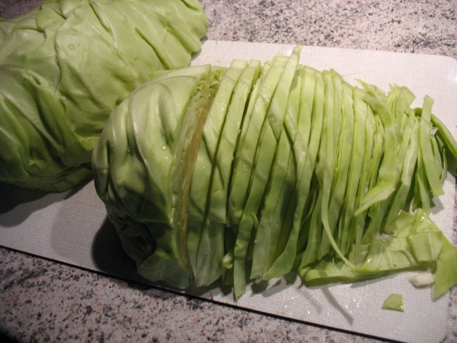 Der Spitzkohl wird für die Zubereitung des Salates in feine Streifen geschnitten.