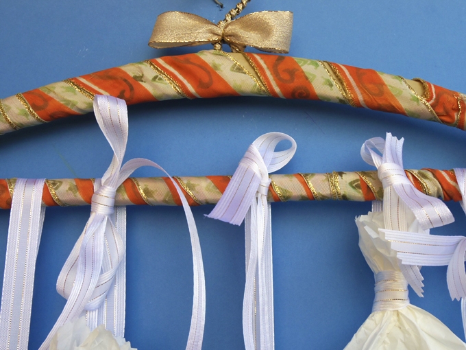 6 Geschenkpäckchen an einem dekorierten Holzkleiderbügel, für den 6-Tage-Adventskalender.