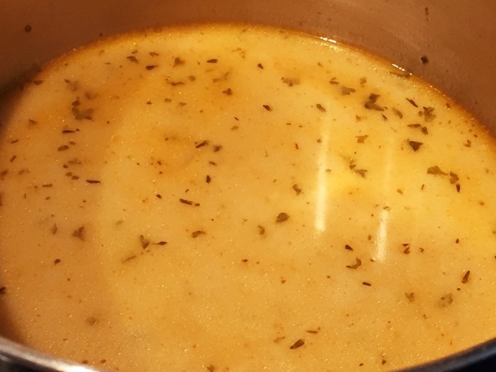 Die Soße wird über einem Sieb in einen Topf abgegossen, abgeschmeckt und mit Maisstärke gebunden.
