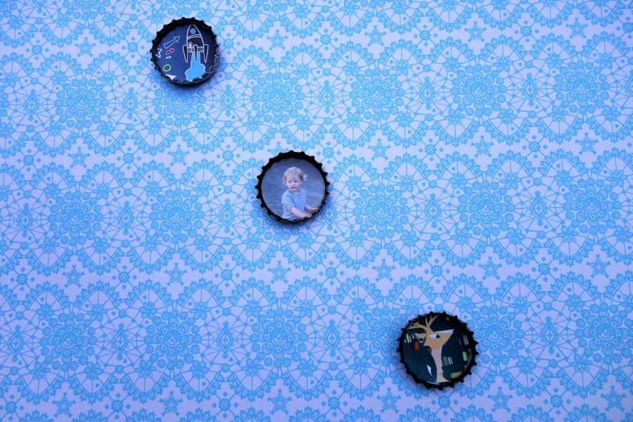 Die Pins lassen sich nicht nur für Pinnwände nutzen sondern auch mit Fotos versehen einfach an die Wand pinnen.