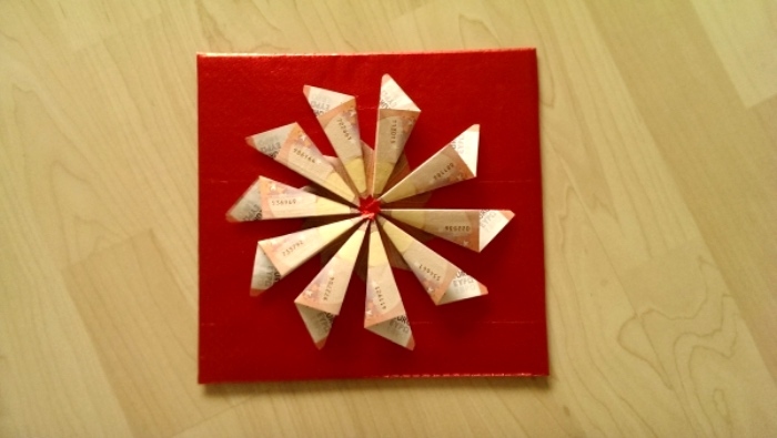 Weihnachtsstern aus Geldscheinen fertigen - fertig gestaltete Karte mit Stern aus Geldscheinen.