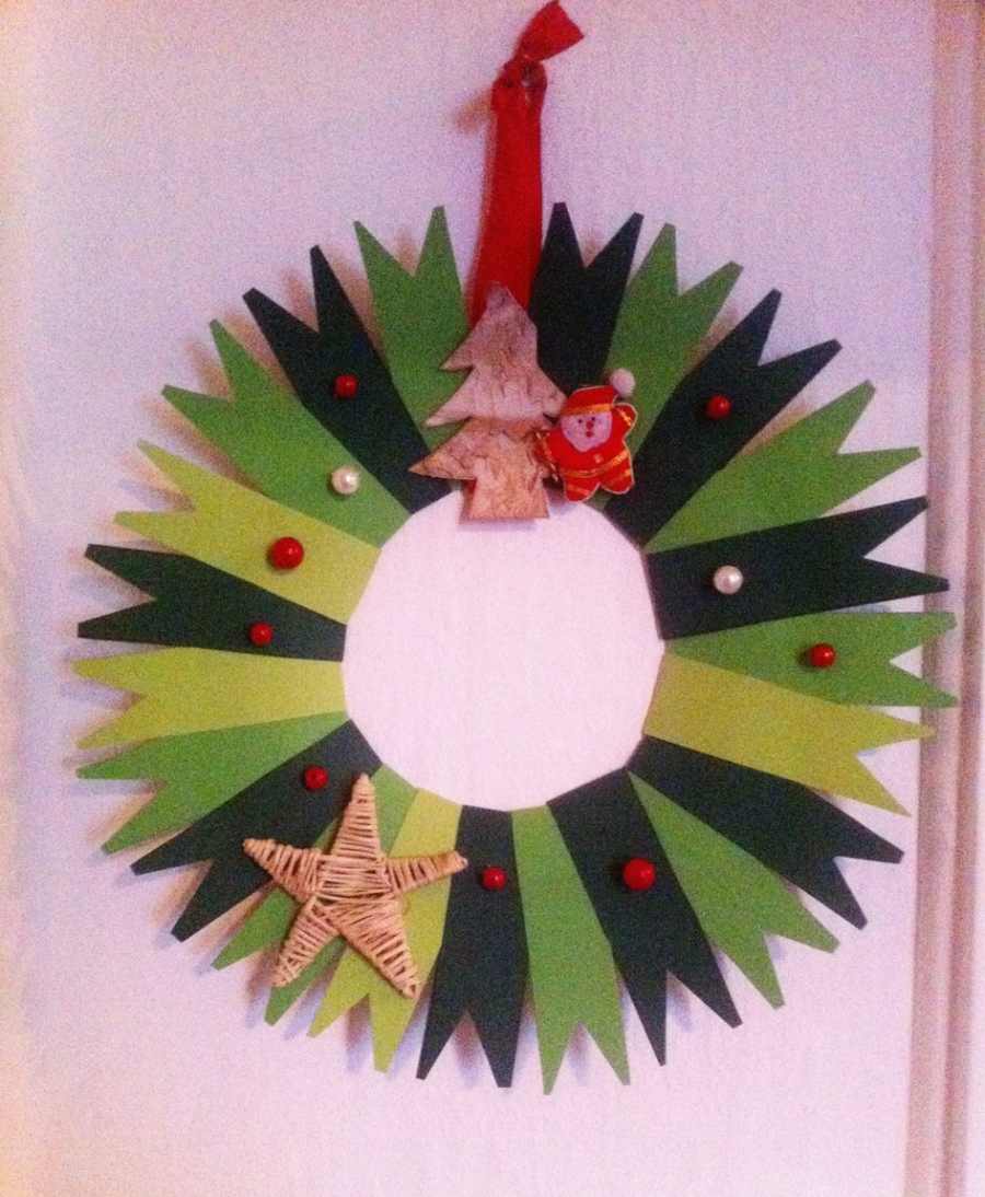 Auf der Suche nach einer schönen weihnachtlichen Deko für Tür oder Wand? Dieser süße Kranz ist supereinfach selbst gemacht.