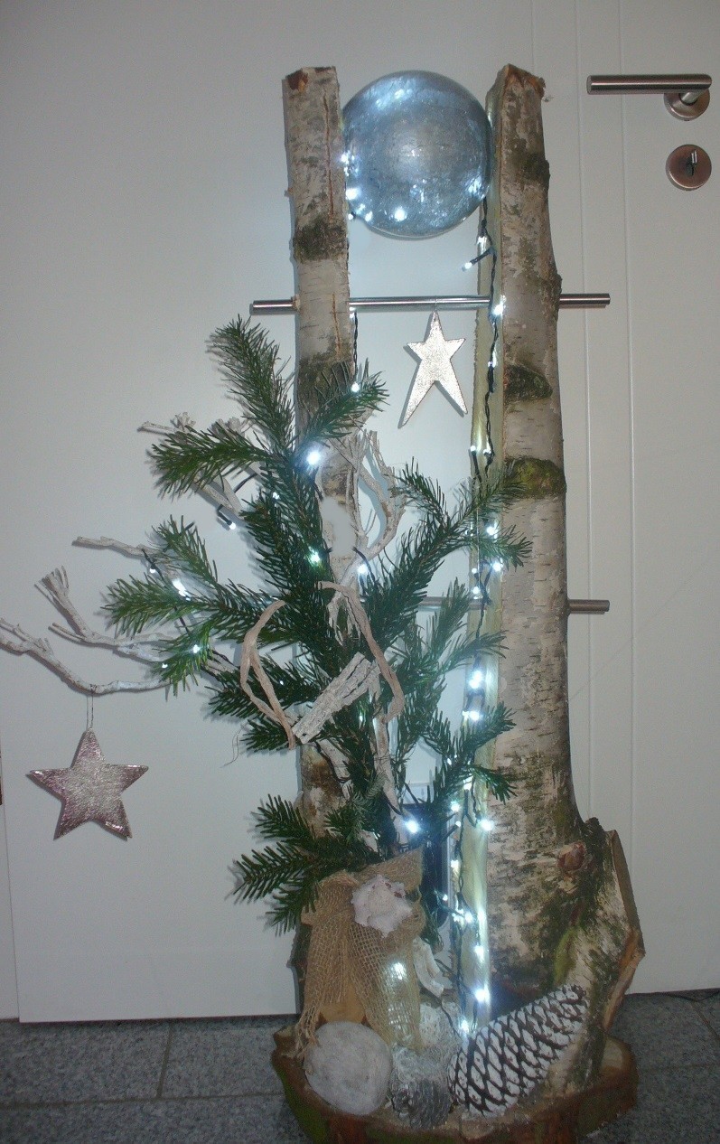 Nach Weihnachten wird Lichterkette und Tannenstrauß entfernt und der Stamm entsprechend der jeweiligen Jahreszeit dekoriert.