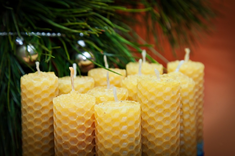 Wenn du dich bei der Weihnachtsdeko für echte Kerzen entscheidest, lasse wenigstens statt gewöhnlicher Kerzen aus Paraffin oder Stearin natürliche Kerzen aus Bienenwachs brennen.