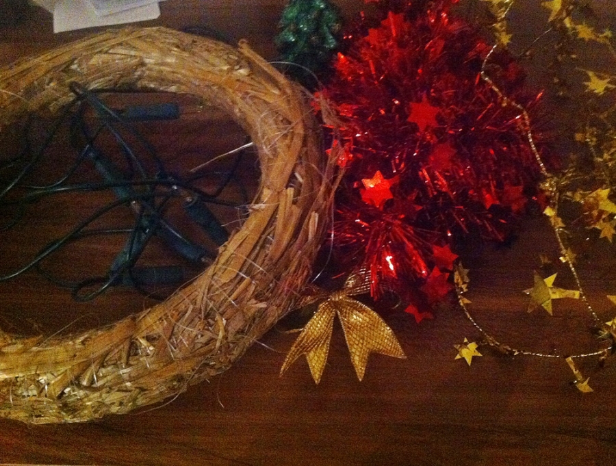 Weihnachtlichen Wandkranz gestalten aus einem alten Strohkranz und Girlanden.
