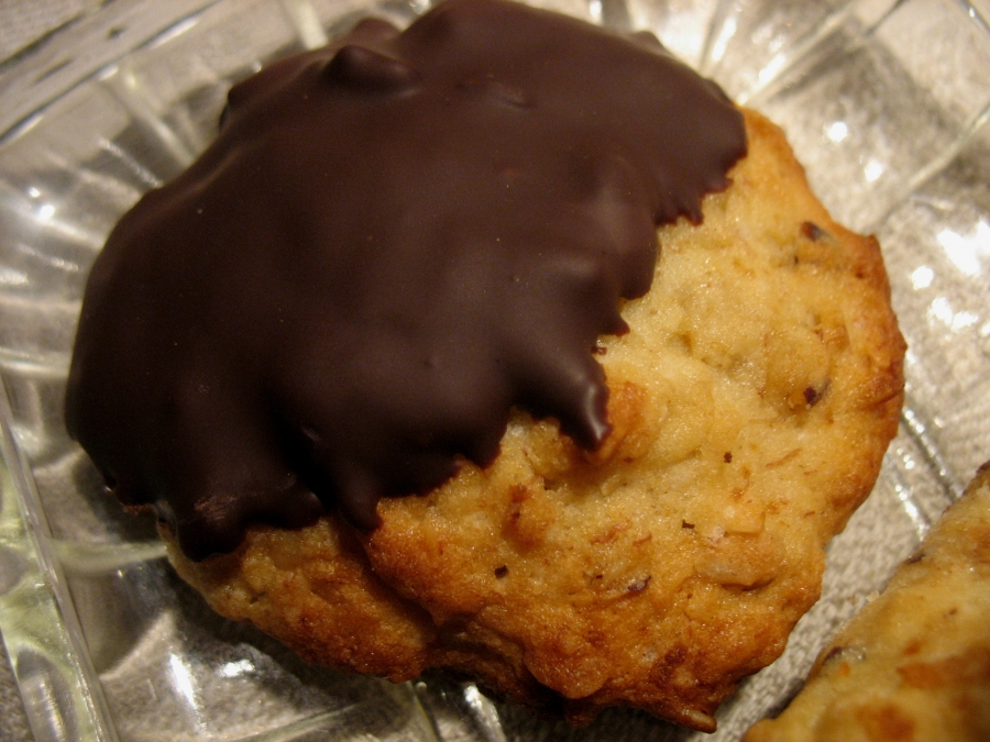 Bananen-Kokos-Cookie mit Haferflocken, zur Hälfte überzogen mit Schokolade.