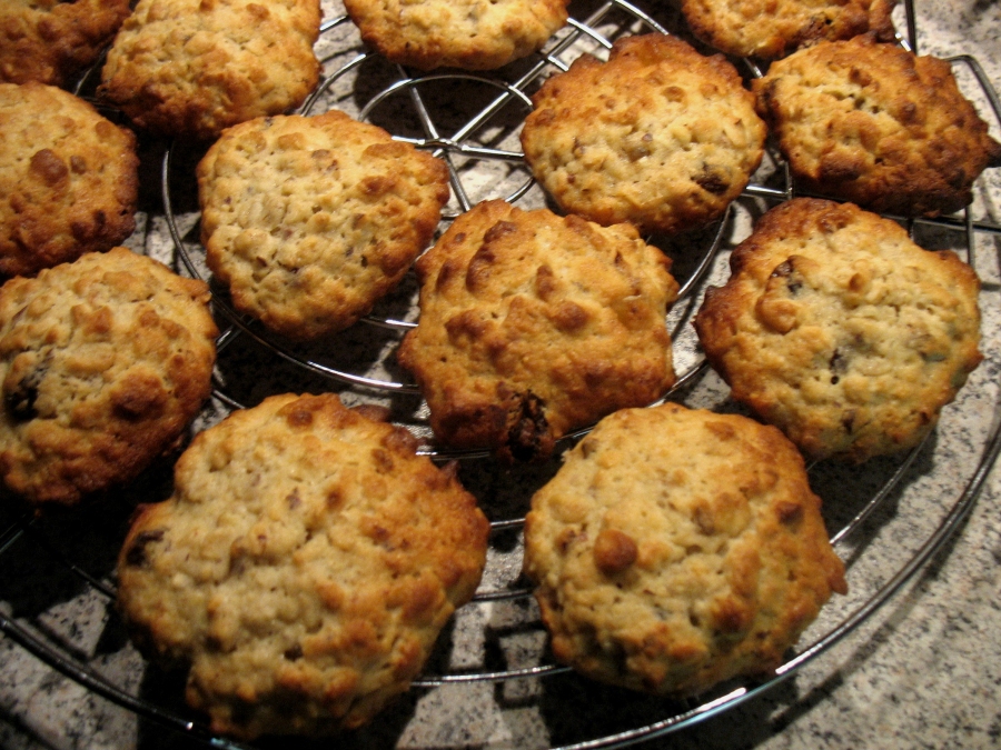 Die goldbraun gebackenen Cookies auf einem Kuchengitter abkühlen lassen.