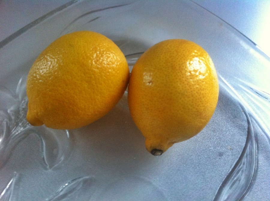 Zitronen schmecken nicht nur gut, man kann sie auch sehr gut für den Haushalt und für die Körperpflege einsetzen. 