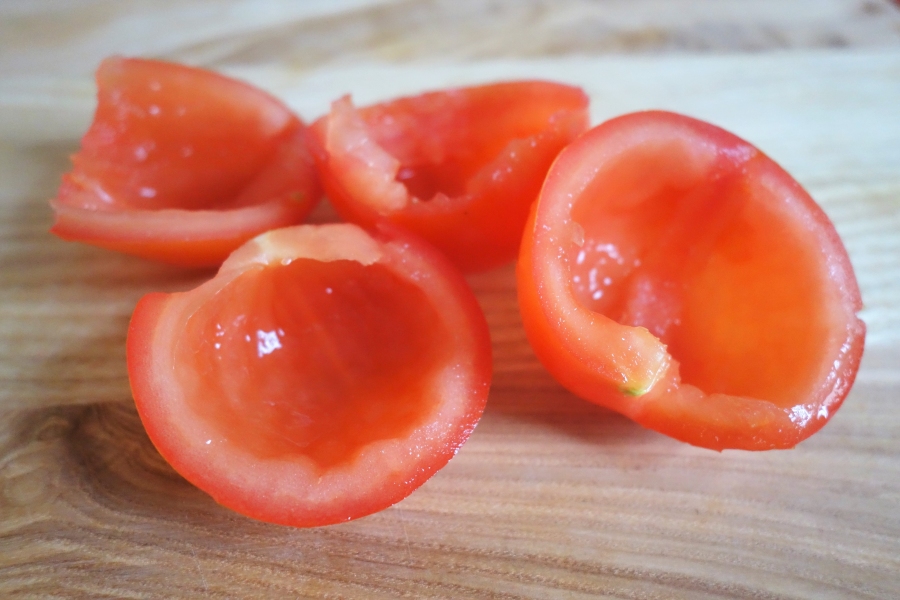 Die Tomaten werden für die Suppe gewaschen, halbiert, entkernt und in feine Stücke geschnitten. 
