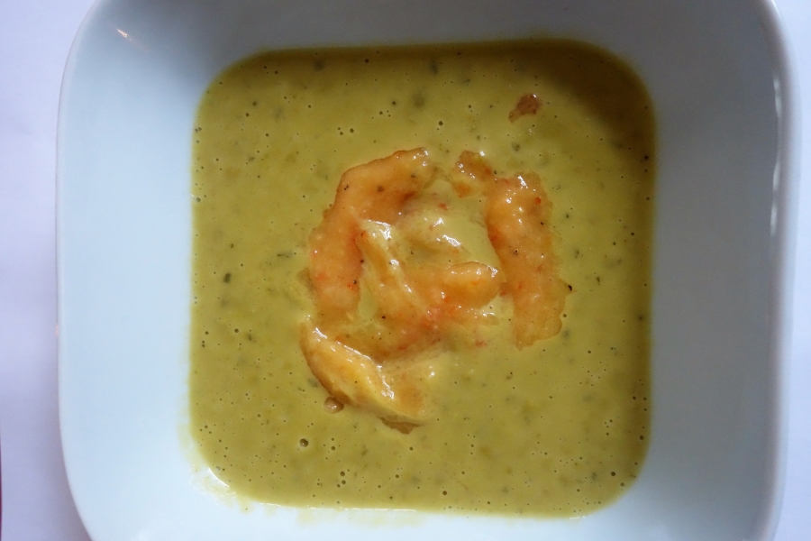 Leckere vegane Erbsen-Estragon-Suppe mit selbstgemachten Mango-Dipp.